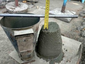 Teste de slump do concreto sendo realizado. Foto: Escola Engenharia